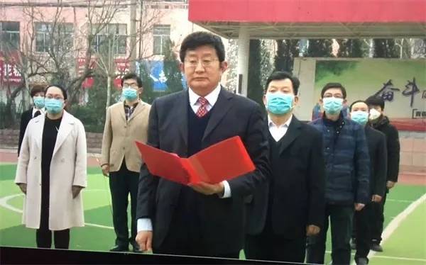 特殊的升旗仪式!泰安东岳中学直播举行2020年第一次升旗仪式!