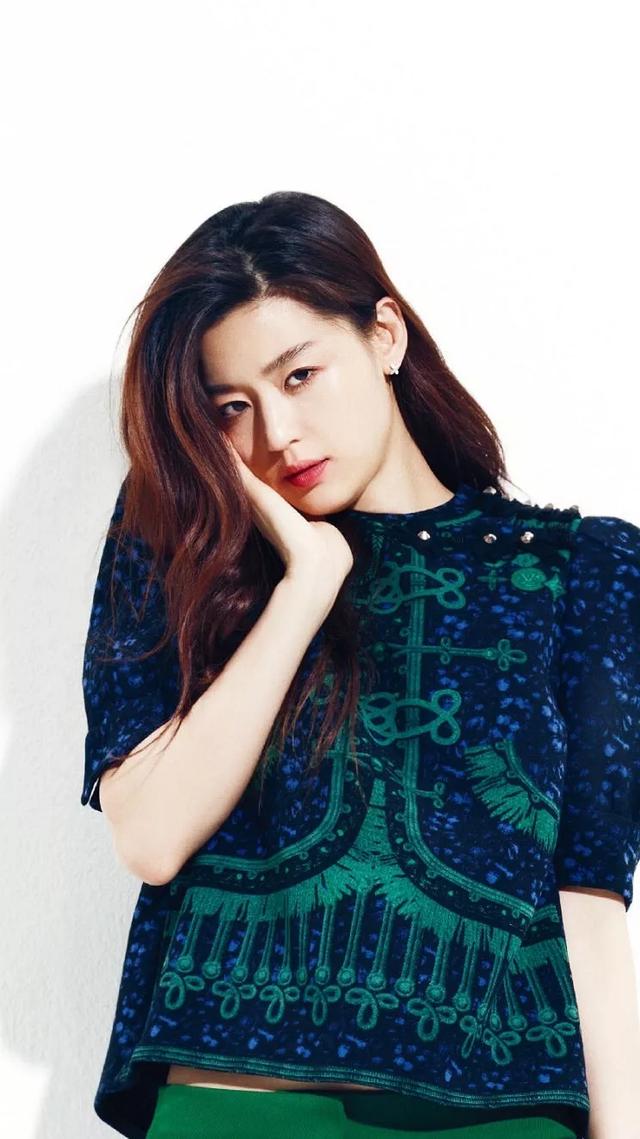 全智贤美的独特,亮片裙靓丽迷人,网友:宋仲基在想啥?