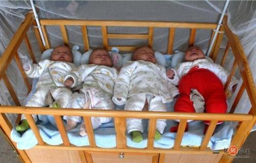 宝妈生了4胞胎,晒出家里的奶粉墙,网友看到后直呼养不起