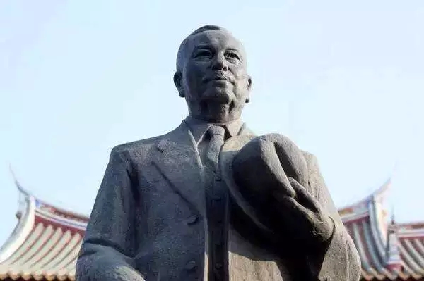 他17岁下南洋白手起家后成南洋首富倾一生之财捐学校无数