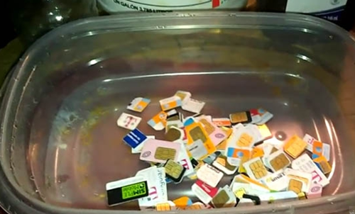 男子收集一堆废弃手机卡全部倒入双氧水里浸泡过后惊喜发生