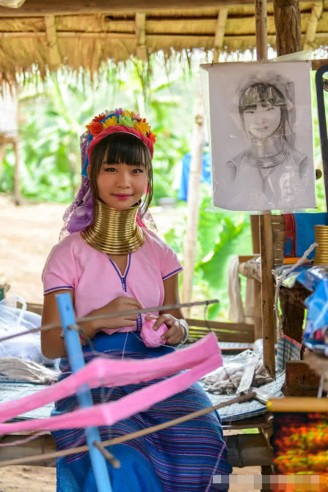 这个长颈族部落位于缅甸边缘,为什么叫长颈族呢?