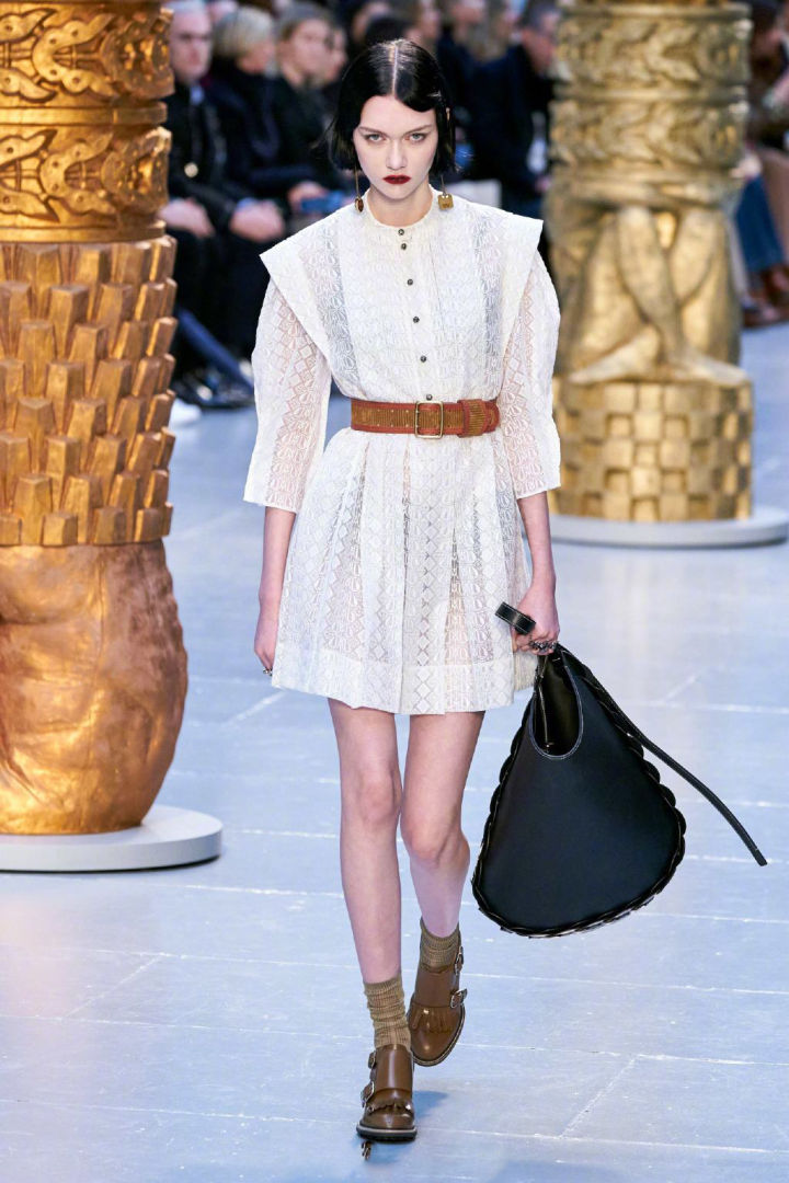 看过时装周的朋友都知道,大多数麻豆在走秀的时候,总是面无表情的