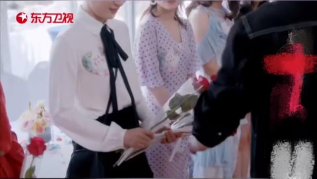 "房似锦"高能装扮太惊人!参加相亲大出风头,妖里妖气也成女神