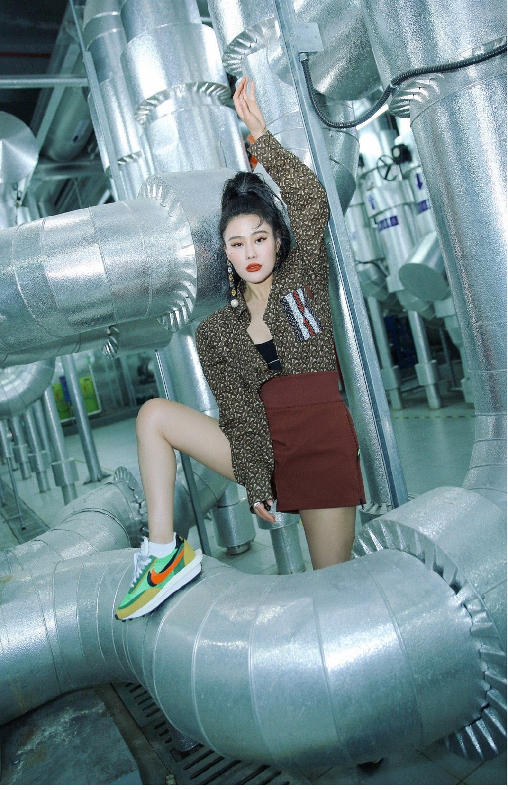 被熟知,穿白西装搭亮片长靴,"下衣失踪"秀身材|好声音|袁娅维|中国好