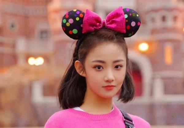 哈妮克孜在电视剧《天舞纪》中扮演女二号云杉,是一位敢爱敢恨的大胆