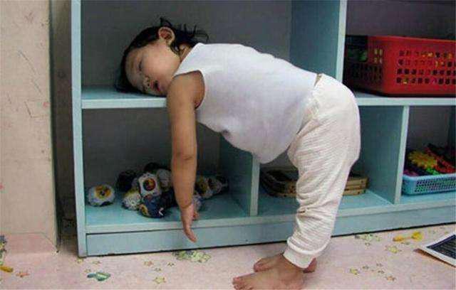 5岁女儿突然蜷缩着睡觉,儿童心理专家:问题出在父母身上!