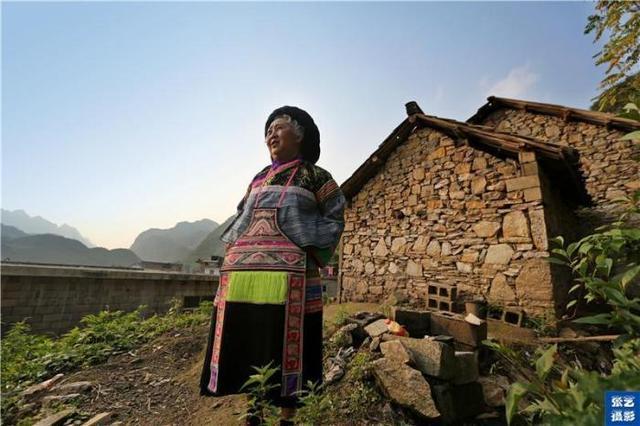 已婚妇女则为黑色毛线和头发挽成垂髻,展现着苗族妇女的勤劳和贤淑