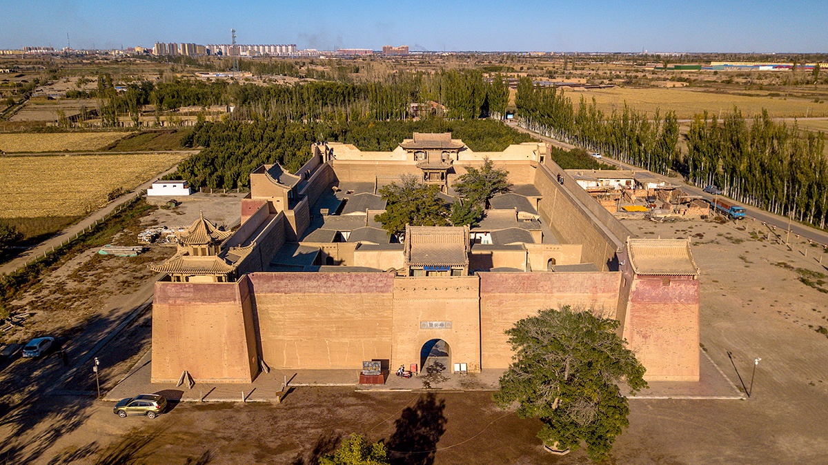 甘肃民勤沙漠边缘,耸立着民国最豪华的私人庄园城堡,堪比小皇城未来车