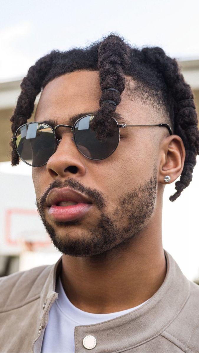 阳光帅气!拉塞尔转发自己代言某服饰的海报宣传照