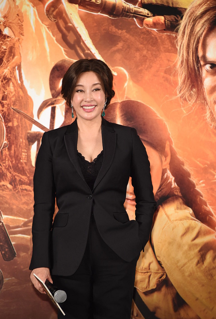 黑色西装配深v内搭秀事业线,身材真丰满