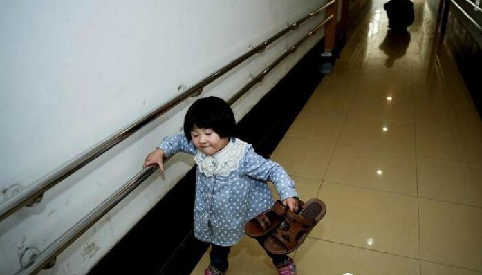2岁小女孩出车祸没了双腿,妈妈抛下她离家,小小愿望却让人落泪