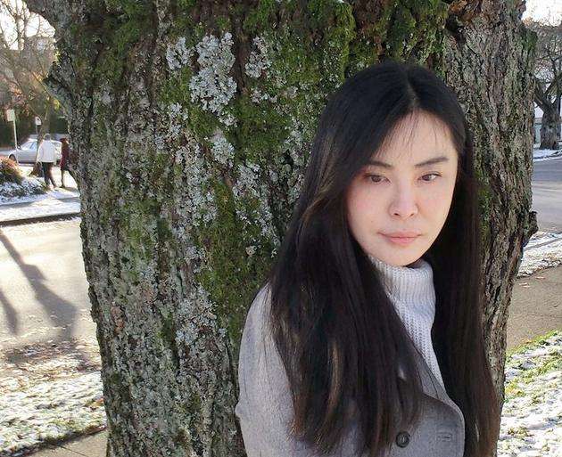 53岁王祖贤现身加拿大被吐槽发福,年轻时碾压娱乐圈,老了像大婶