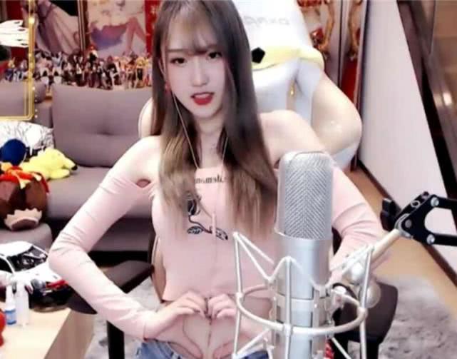 腐团儿研究新的直播方式,看到土豪刷礼物,直接用肚脐