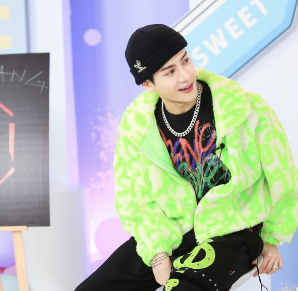 王嘉尔穿荧光绿大衣演绎嘻哈风,好肤色让人羡慕