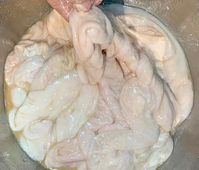 猪大肠如何清洗更干净快速大厨教你招一个矿泉水瓶就洗干净