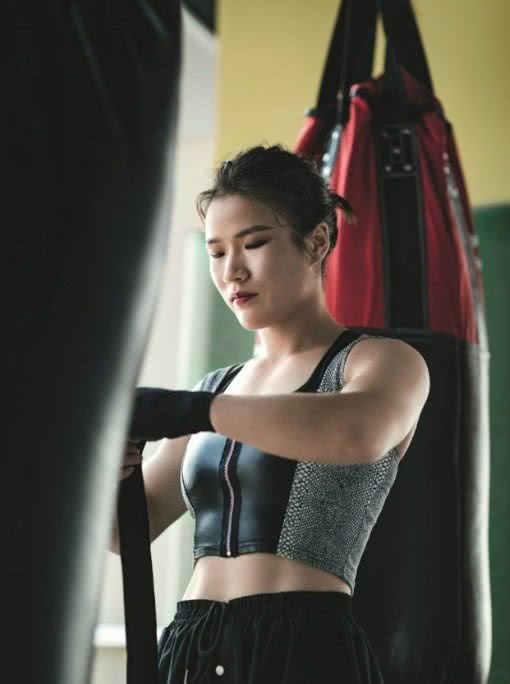 国内UFC选手只有3位女性,张伟丽一夜爆红,什么样的老公适合她
