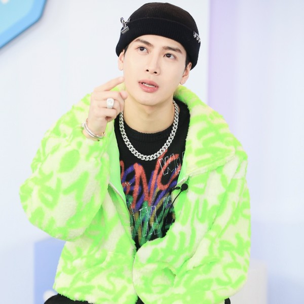 王嘉尔穿荧光绿大衣演绎嘻哈风,好肤色让人羡慕