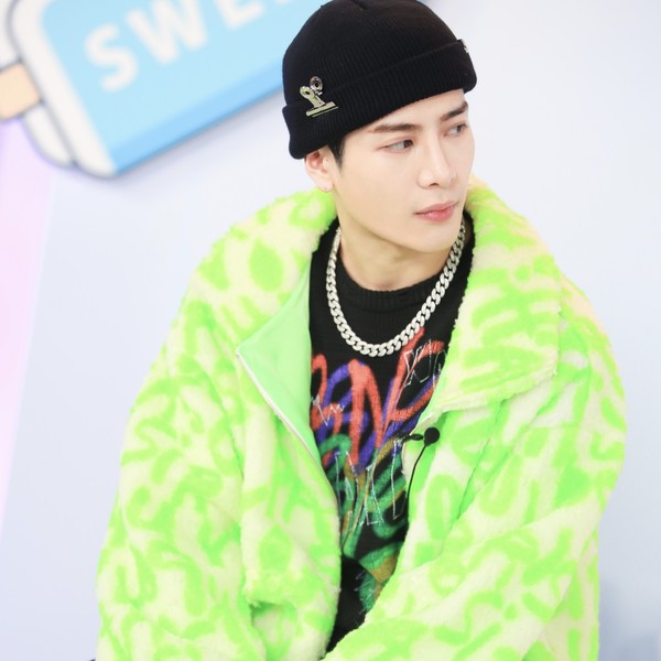 王嘉尔穿荧光绿大衣演绎嘻哈风,好肤色让人羡慕