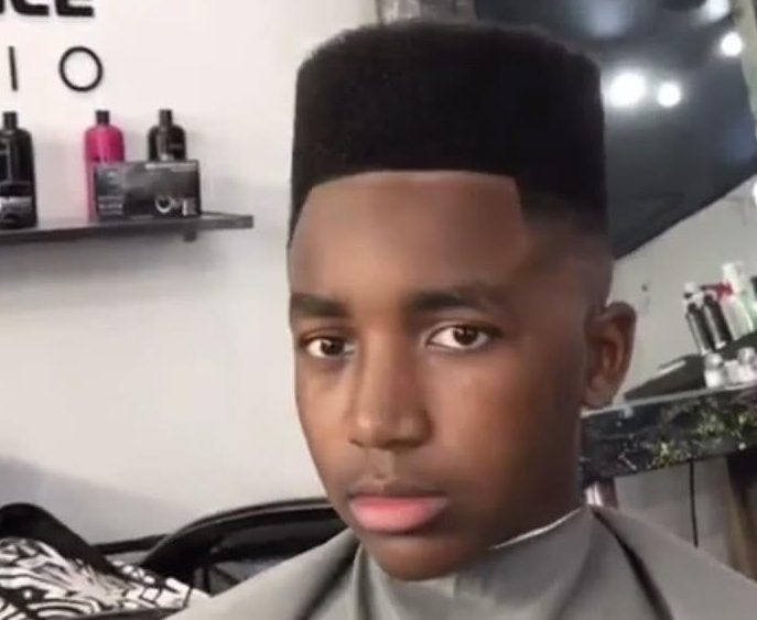 非洲小哥哥去理发,理发师给他剃了个地板砖平头,网友吐槽辣眼睛