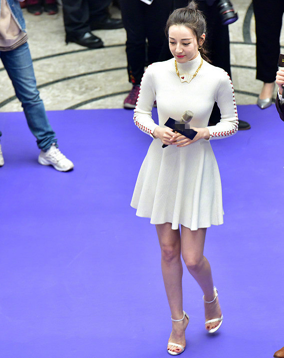 迪丽热巴穿十厘米恨天高,走红毯脚趾都被顶破,一般人真遭不住