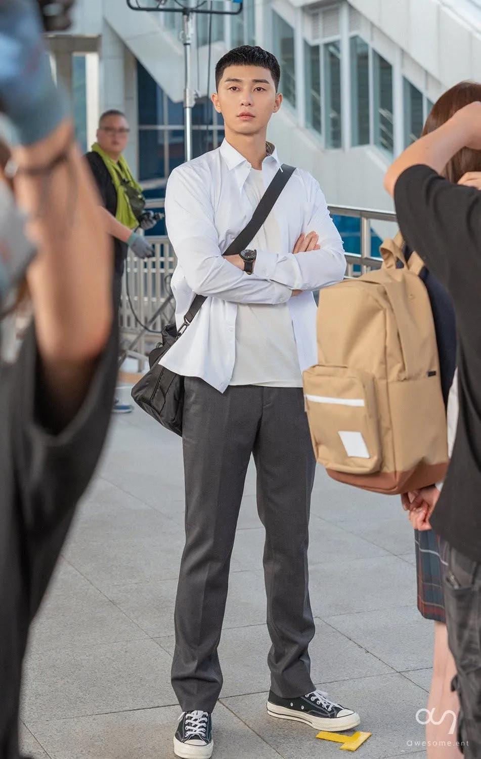 更凸显朴叙俊身材和185公分身高优势(大长腿真的难为摄影师拍全身照)