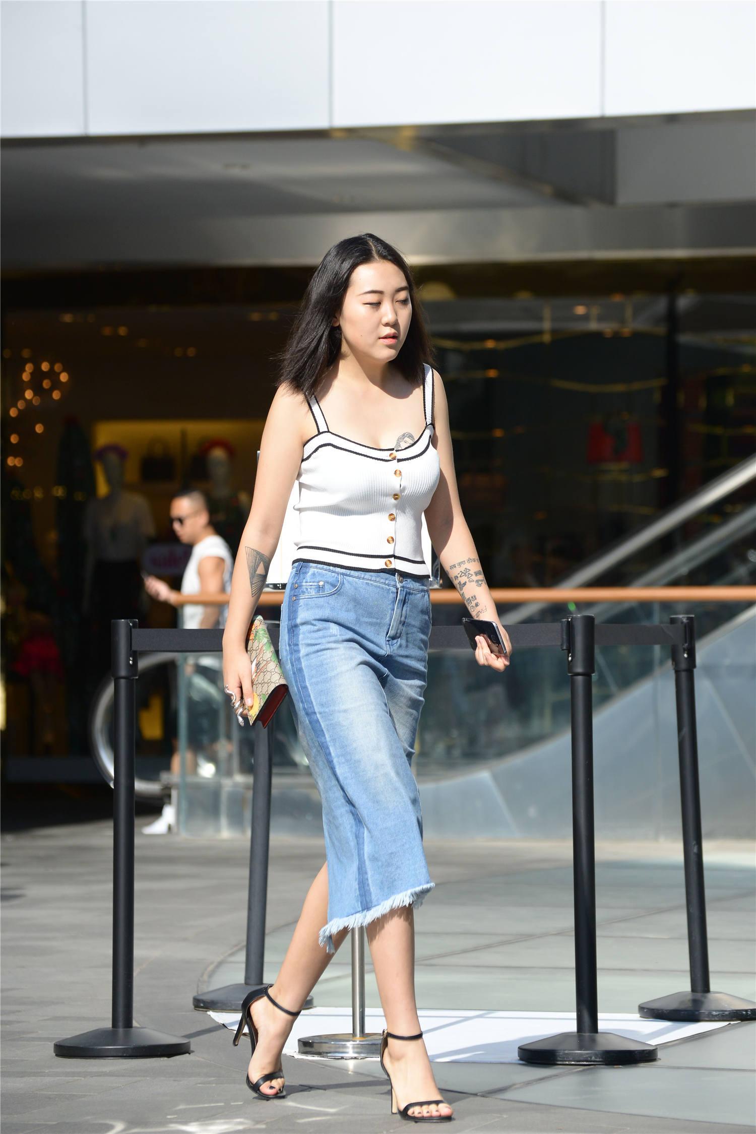 高腰牛仔筒裙搭配一字带细高跟,微胖身材也可以搭配出时尚美