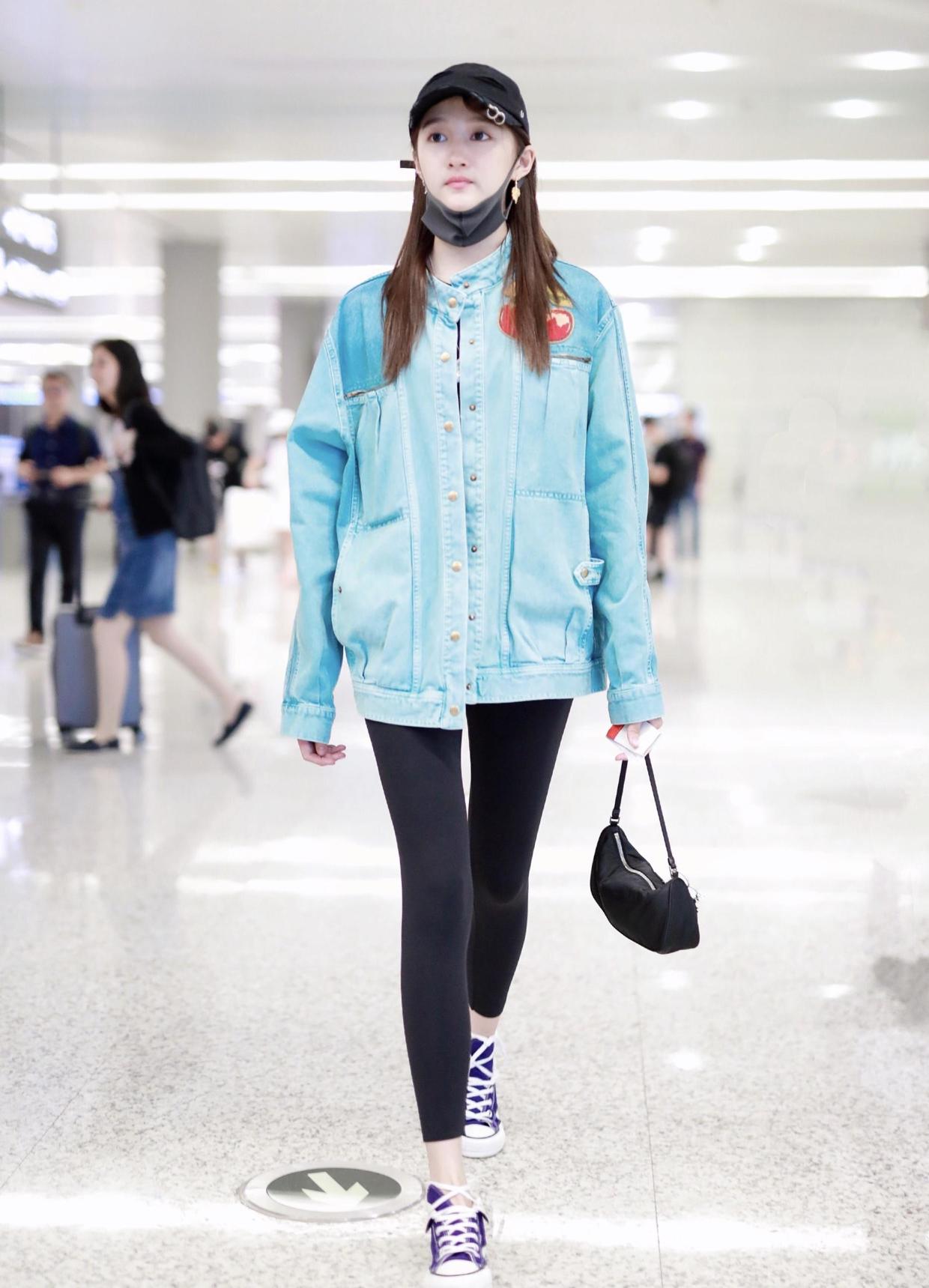 关晓彤拥有大长腿任性牛仔外套内搭长t恤干净利落洋气时髦