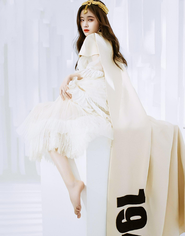 鞠婧祎光脚拍时尚大片,却被她的"罗马脚"抢镜,男粉不再淡定了|鞠婧祎|