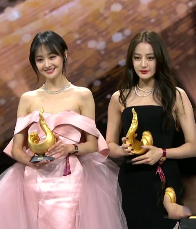 郑爽迪丽热巴同台斗艳离开美颜滤镜后谁是你心中的白月光