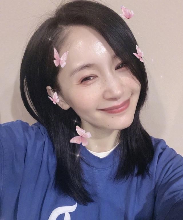 王子文晒素颜雀斑滤镜照,鱼尾纹明显,打破整容传闻!