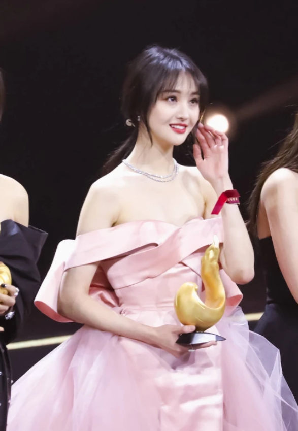 郑爽迪丽热巴同台斗艳离开美颜滤镜后谁是你心中的白月光