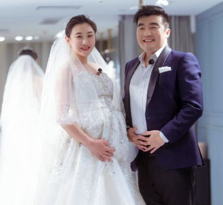 北京奥运冠军怀孕8个月办婚礼,婆婆和母亲意见不合,她委屈落泪