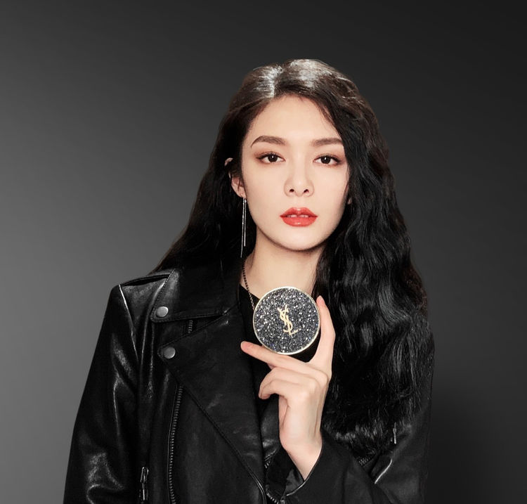 傅菁"对镜补妆",穿黑色夹克配波浪卷长发,秒变摩登女郎