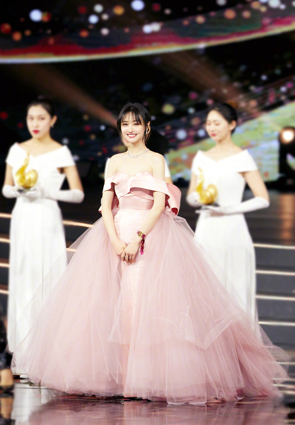 郑爽迪丽热巴同台斗艳离开美颜滤镜后谁是你心中的白月光