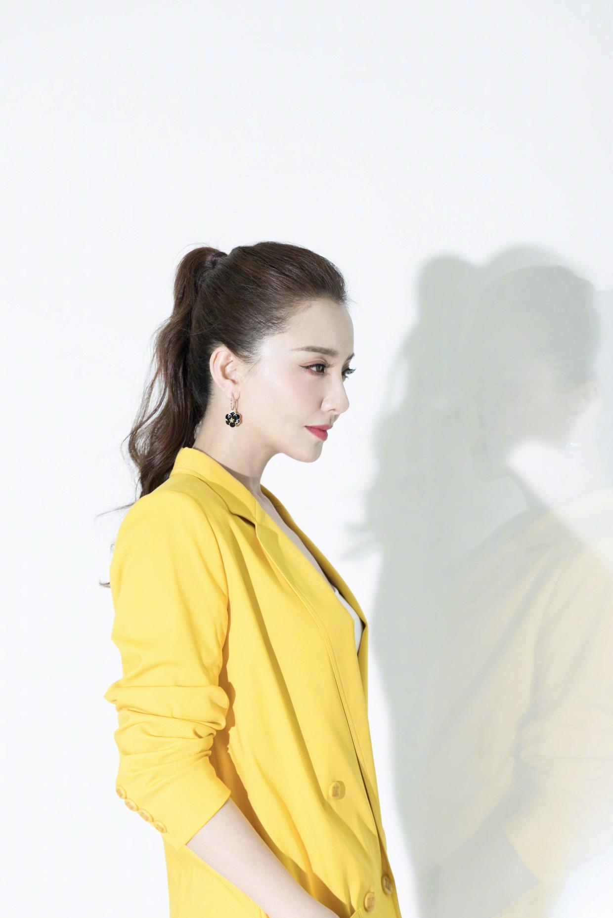 孙茜身材真丰满,身穿白色v领连衣裙精致性感,恬静内敛