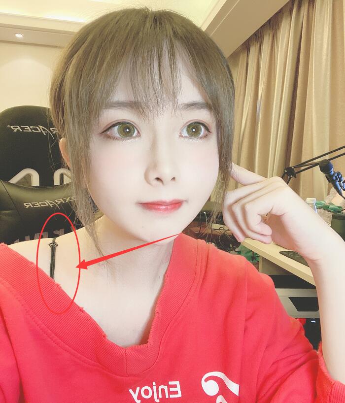 轩墨宝宝秀最新自拍照肩上带子格外醒目他真忘了性别