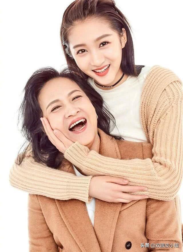 12位明星和父母合照,郑爽妈妈更像姐姐,肖战遗传了爸爸的双眼皮