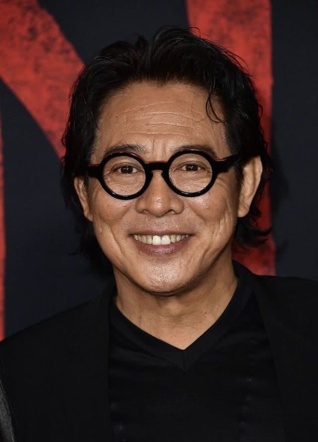 看李连杰的头发变长了很多,留了一款和高晓松同款的发型,颇有几分文艺