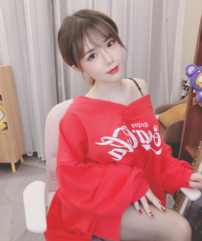 轩墨宝宝秀最新自拍照肩上带子格外醒目他真忘了性别