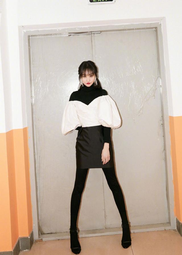 单身的郑爽真美,穿灯笼袖上衣配短裙,秀"漫画腿"优雅复古