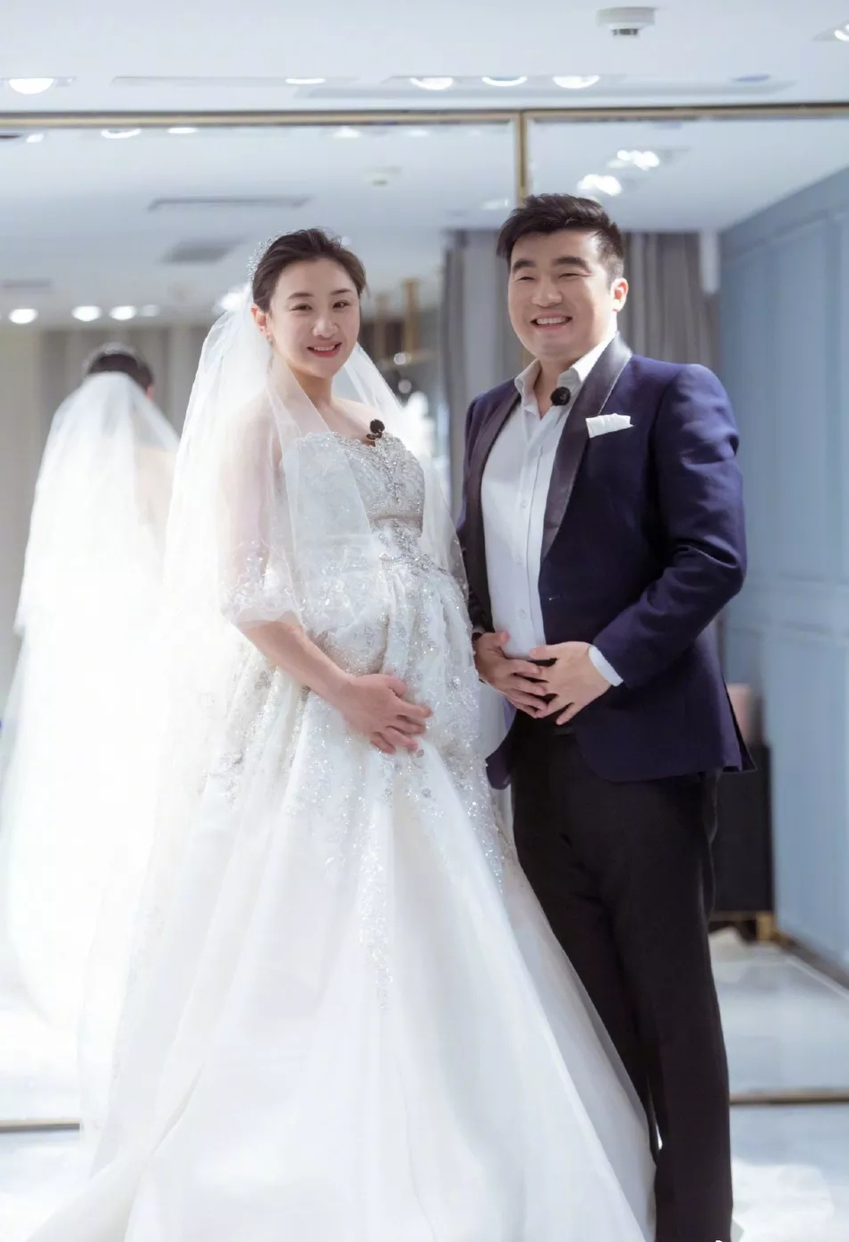 拍起照来看着老婆摸肚子,他竟然也摸起了自己的大肚子,也是有些喜感