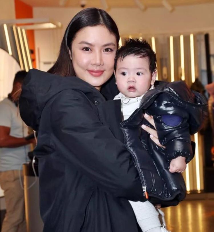 乐基儿罕见秀恩爱,与友人合照丈夫坐姿抢镜,头发花白同框似父女