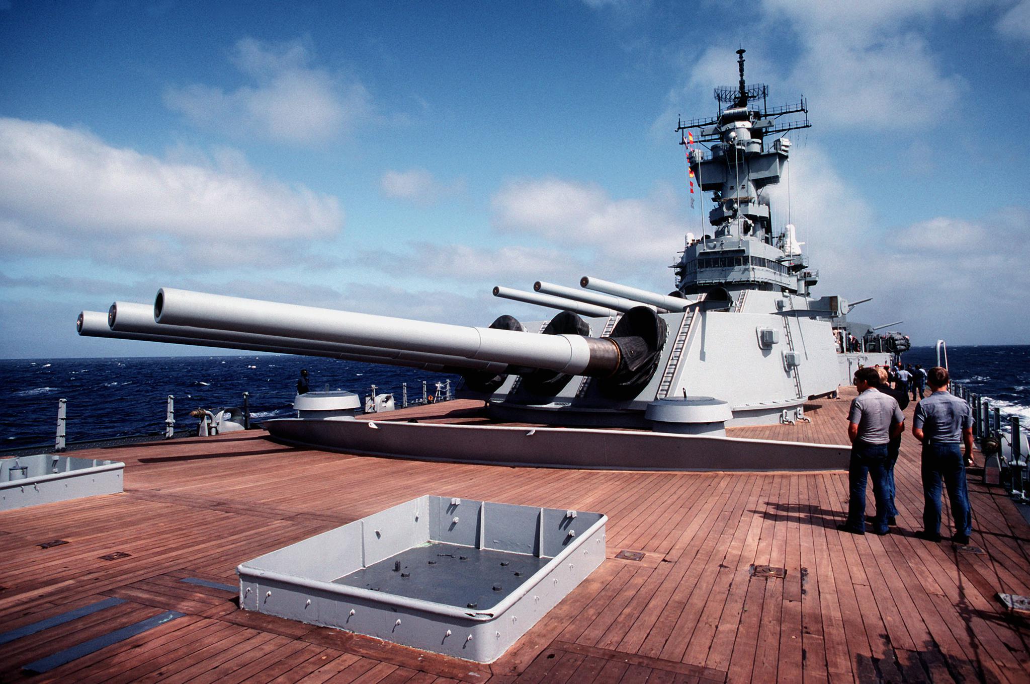 美国公布战列舰罕见彩照,大舰巨炮装导弹,最强无疑