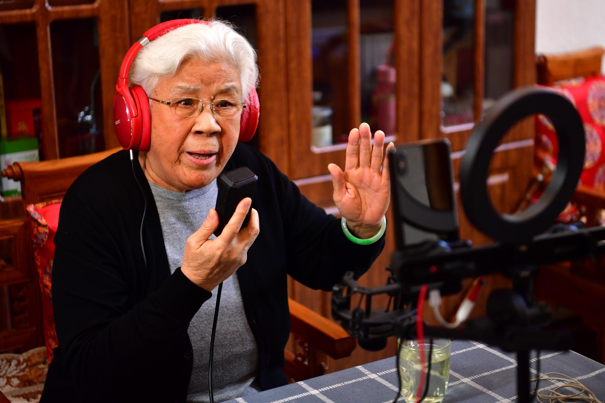 阎惠贞在直播中演唱晋剧片段(3月6日摄).