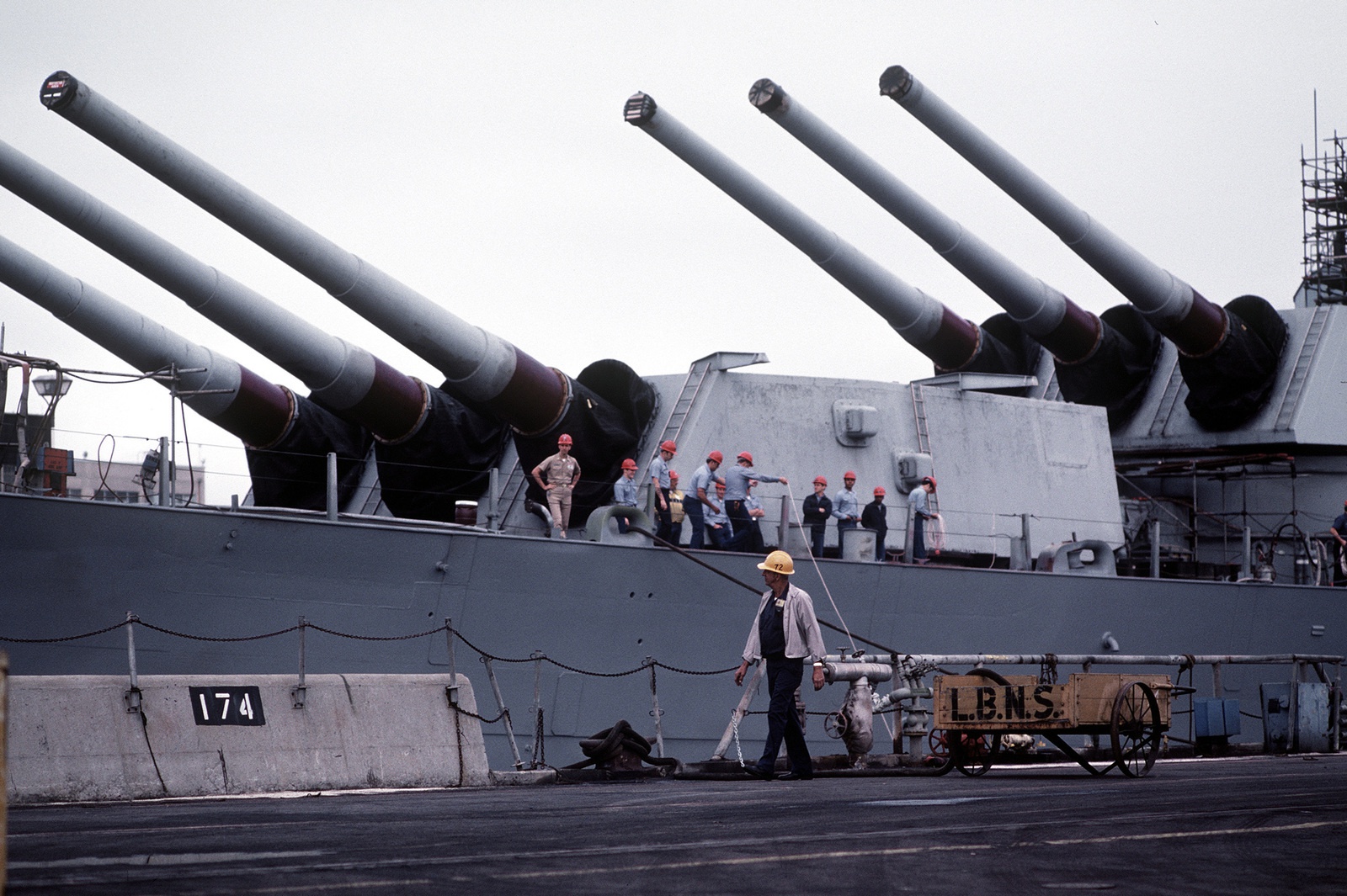 美国公布战列舰罕见彩照,大舰巨炮装导弹,最强无疑