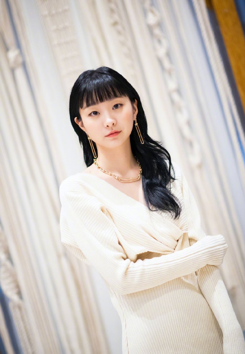 她演《魔女》连获3个新人奖,今穿v领针织裙,配齐刘海温柔知性