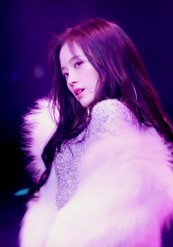 有种惊艳叫鞠婧祎穿孔雀裙,当她摆动裙摆时,仙女下凡