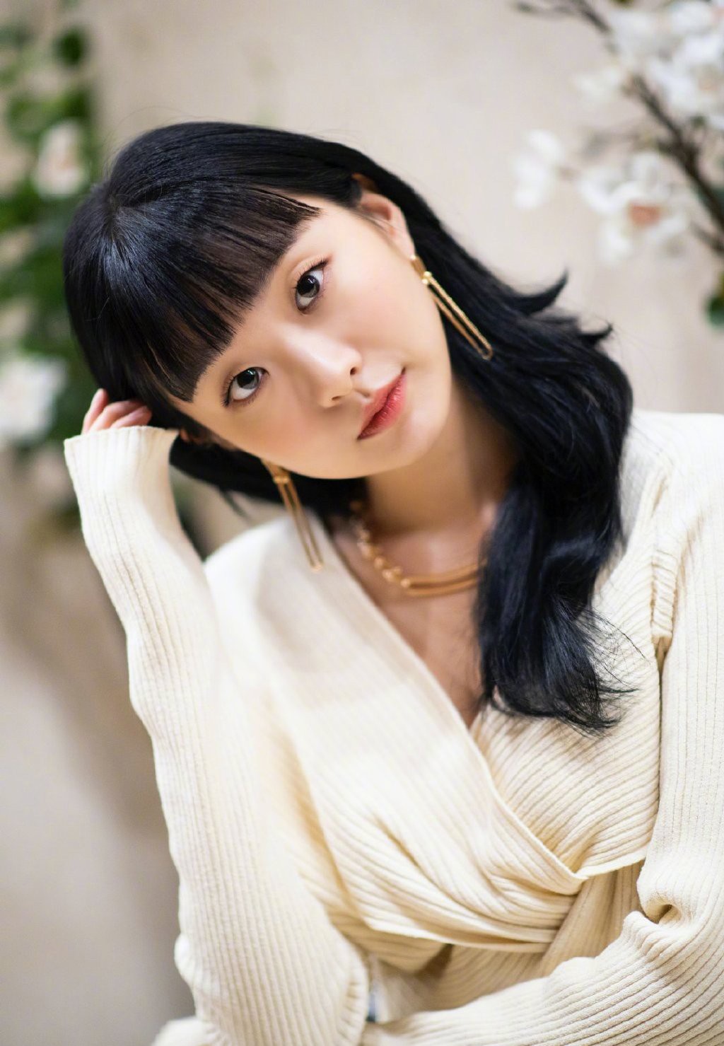 她演《魔女》连获3个新人奖,今穿v领针织裙,配齐刘海温柔知性