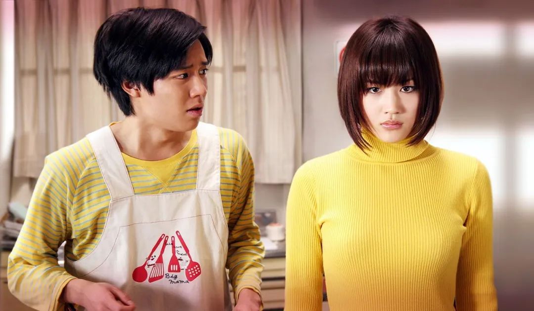 日本科幻片,男主设定像《多啦a梦》的大雄,机器人女友从天而降